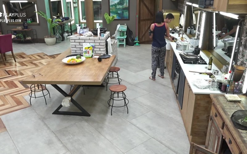 Tays divide os ovos na sede - A Fazenda 12