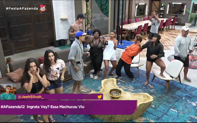 Tema da festa anima os peões - A Fazenda 12