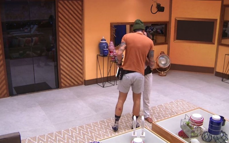 Wagner se despede de Gleici com beijo e diz: 