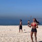 Alane Dias joga altinha em praia do Rio de Janeiro